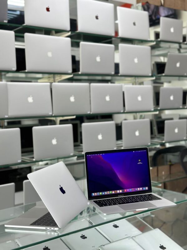 MACKBOOK PRO 2017 CORE I5 8GB ,256GB