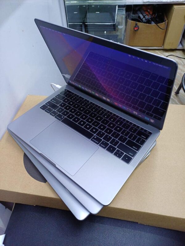 MACKBOOK PRO 2016 CORE I5 8GB ,256GB